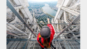 “다리가 후덜덜”…높이 541m ‘서울스카이 스카이브릿지’ 체험해보니