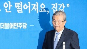 ‘수돗물 유충’ 인천 찾은 김종인 “소득 3만불인데…매우 창피한 일”