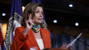 美 펠로시 “트럼프, 마스크 실수 인정…트럼프 바이러스”