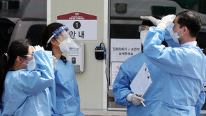 文대통령 “코로나 방역 인력 휴식 필요…지원 방안 검토하라”