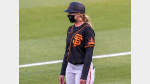 MLB서 사상 최초로 여성 코치 공식 경기 출전…벽 허문 주인공은?