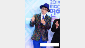 [연예뉴스 HOT③] 유재석, 여성청소년 500명에 위생용품 후원