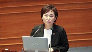김현미 “집값 11% 올라” 발언에 웃음터진 野 “장난 마세요”