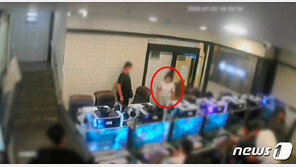 피 묻은 흉기 옷에 쓱쓱…부산 PC방 10대女 난동 CCTV 보니