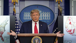 트럼프 “개학 몇 주 미룰 수 있지만…가을 내엔 개교해야”