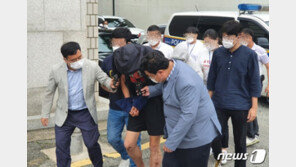 선배에게 끓는 물 붓고 토치로 지진 ‘잔혹 커플’ 檢 송치