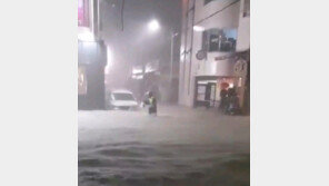 “홍수난 부산 극한직업”…물 퍼내는 알바생·폭우 뚫고 음식 배달까지