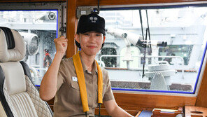 해군 첫 여군 상륙함 함장 탄생…성인봉함장에 안미영 중령