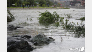 주말 전국 비 계속…강원 일부 누적 최대 400㎜ ‘물폭탄’