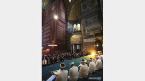이슬람사원으로 다시 바뀐 성소피아…86년만에 예배 열려