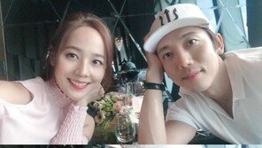 유진♥기태영, 9번째 결혼기념일 ‘로맨틱 이마 키스’