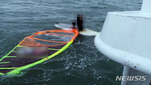 부산해경, 체력 떨어져 표류 중이던 윈드서핑객 구조