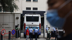 중국 청두에 있는 美총영사관도 철수 시작…휘장 제거