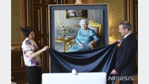 英엘리자베스여왕, 원격 VR로 새 초상화 제막식 참관