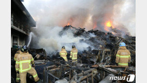 [영상]일산·운정신도시 주민 주말·휴일 삼킨 일산 폐차장 화재…이틀째 진화 중