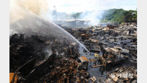 타버린 자동차들, 세기말 풍경 같아…고양 폐차장 화재 현장[청계천 옆 사진관]