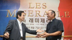 배우 목사 vs 마당발 신부…무대 위에서 ‘신의 사랑’ 노래하다