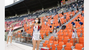 82일만의 프로야구 직관, 치어리더도 마스크 쓰고 응원[청계천 옆 사진관]