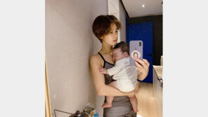 이윤지, 육아 중에도 “홈트하자”…한팔 웨이트로 완성한 이두 자랑