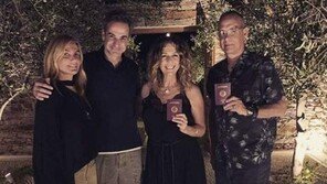 美배우 톰 행크스 부부 나란히 그리스 시민권 획득