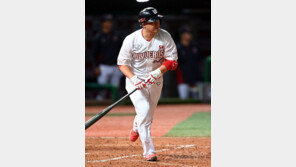 SK 최정, 통산 홈런 공동 2위 등극…양준혁과 어깨 나란히