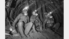 광부가 기록한 그들의 일상, 땀의 현장…‘광부Ⅱ 프로메테우스의 후예들’