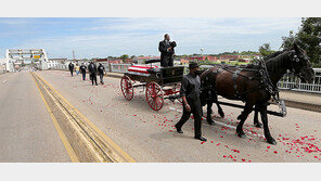‘셀마 다리’ 건너… 흑인 인권운동 대부 잠들다