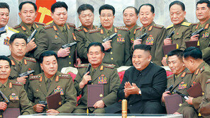 軍간부들에 ‘백두산 권총’ 선물한 김정은