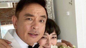 변정수, 남편과 25주년 리마인드 웨딩…여전한 ‘로맨틱 케미’