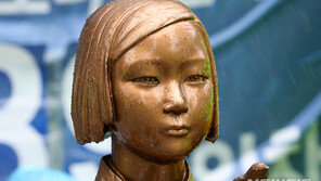 ‘아베 사죄상’ 논란…日 관방장관 “사실이면 한일관계 결정적 영향 미칠 것”