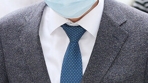 ‘학사비리 등 혐의’ 이병천 교수, 구속 갈림길…침묵 출석