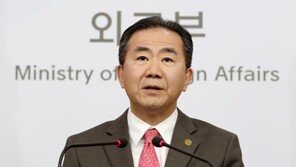 외교부, ‘아베 사죄상’ 논란에 “외국 지도급 인사 예우 고려해야”