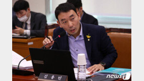 與 김용민, 검찰총장 ‘장관급→차관급’ 명문화하는 개정안 발의