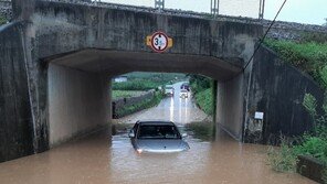 ‘얕은줄 알았는데…’ 제천서 주행 중 승용차 침수
