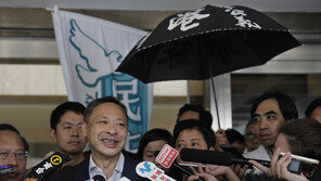 홍콩대, ‘우산혁명’ 주역 베니 타이 교수 해임…中정부 “정의 실현”
