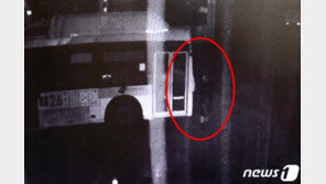 비 내리는 새벽, 장도리 든 괴한 손에…버스 30대 후사경 ‘와장창’