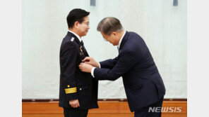 文대통령 “검·경 지휘복종 관계 아니다…민주역량 갖춰야”