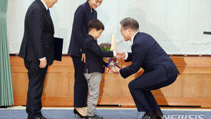 문대통령, 박지원 임명장 수여…함께 온 손자엔 무릎굽혀 꽃다발