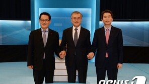 文대통령, 박지원 손자에게 청와대 굿즈…임명장 수여 후 비공개 환담