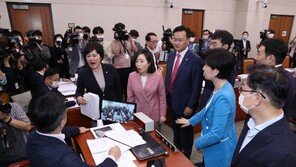 “이러고도 민주화 세력?”…통합당, 윤호중 위원장에 항의