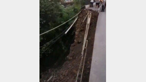 도로가 갑자기 ‘폭삭’…지나가던 두 여성 삼킨 中 싱크홀(영상)