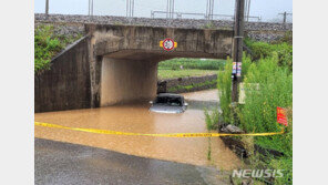 ‘앝봤다 큰 코’…장마철 침수구간 주행 피해는 게 상책