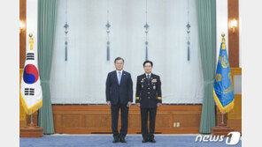 文대통령 “가장 중요한 대전환기 경찰수장”…金청장에 임명장