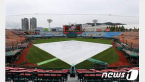 정부 “사직구장, 거리두기 미준수…강력 경고”