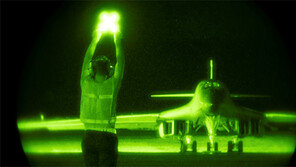 美 ‘죽음의 백조’ 동해 날아와 일본과 연합훈련