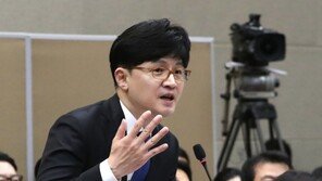 초유의 검사 육탄전…한동훈, 정진웅은 누구