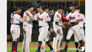 롯데 홈경기 ‘이상한 사회적 거리두기’ 논란…부산시 “강력이행” 요청