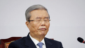 김종인 “독재의 종말 뻔하다” 민주당 저격