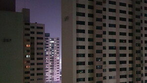 전신주에 낙뢰…군산 미룡동 일대 정전으로 900가구 불편