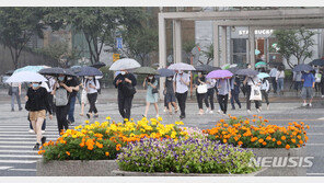 피곤한 한국인…사람 안 만나고 잠 더 잔다